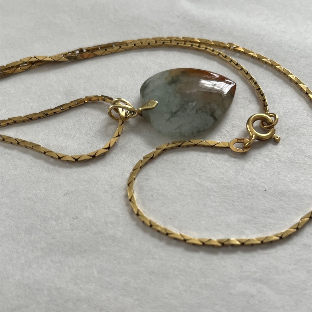 Source Unknown Elegant Gold Necklace with Green  jade pendant